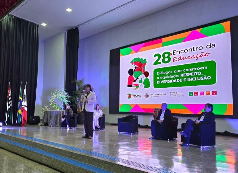 Prefeita Adriana Roncada anuncia o piso do Magistério no 28° Encontro da Educação