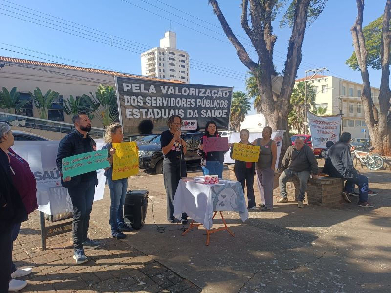 Servidores da saúde participam de assembleia em frente ao Hospital Regional de Assis