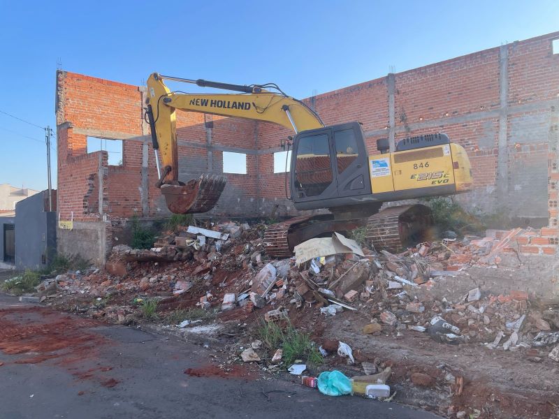 Obra inacabada com risco de desabamento é demolida no bairro Vila Carvalho em Assis