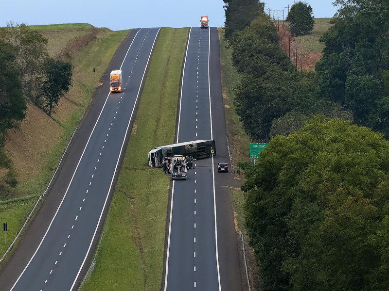 Carreta sem carga tomba na Raposo Tavares entre Assis e Maracaí