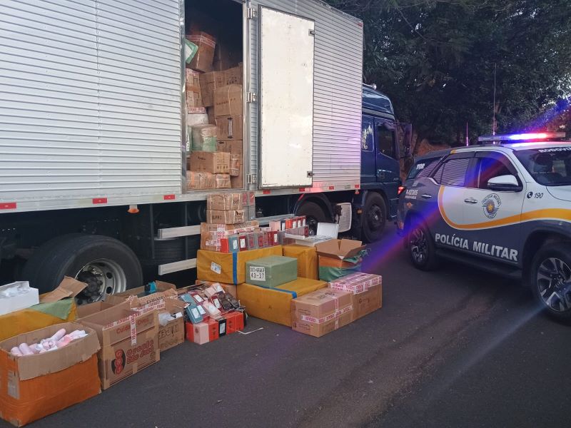 Caminhão com R$ 20 milhões em mercadorias ilegais é apreendido em Marília