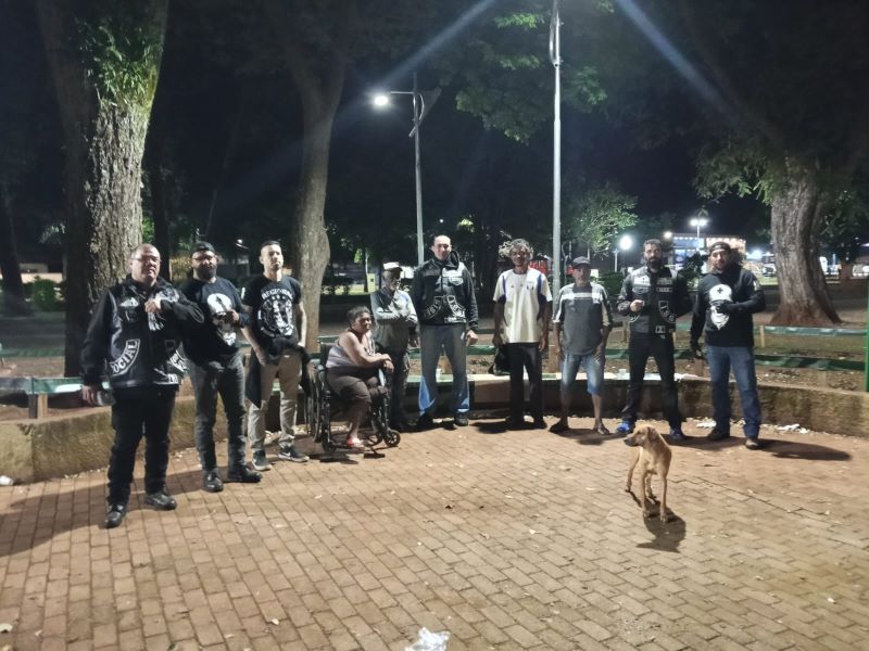 Motoclube Insanos distribui cachorros-quentes a moradores de rua em Assis e Cândido Mota