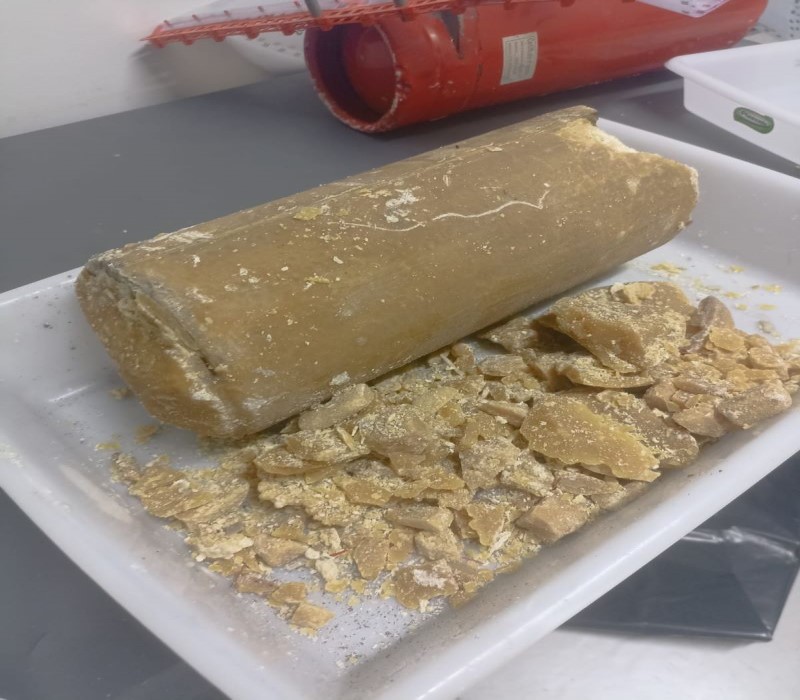 Boliviano é preso com mais de 5 kg de pasta base de cocaína escondidos em extintor de incêndio