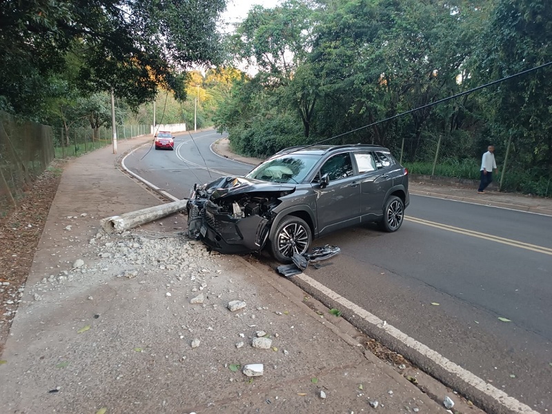 Carro derruba poste após colisão na Rua Joaquim Murtinho, em Assis