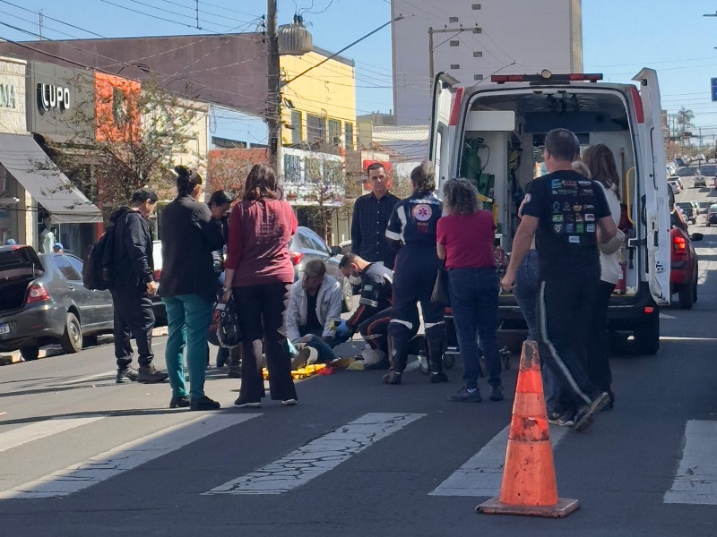 Mulher é atropelada na Avenida Rui Barbosa, em Assis