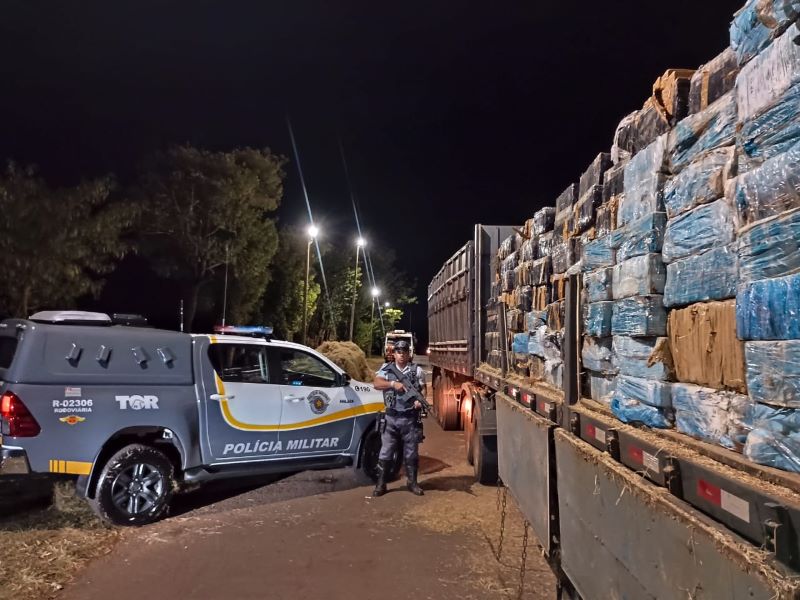 Traficante é preso com quase 2 toneladas de maconha escondidas sob carga de feno em Ourinhos