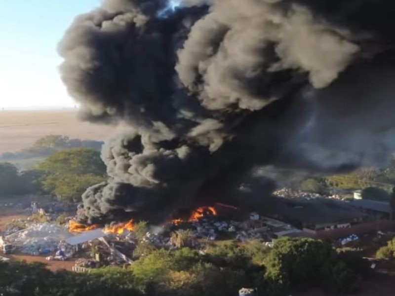 Incêndio atinge depósito de recicláveis em Palmital