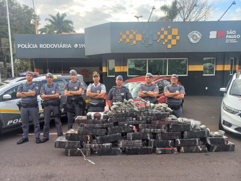 Mulher é presa com grande carga de maconha na SP-333 em Marília