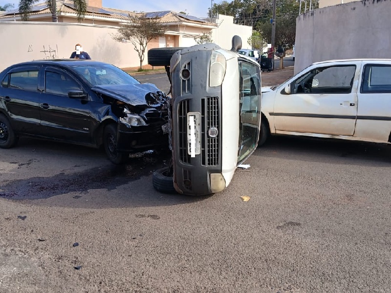 Veículo ignora placa de pare e atinge outros dois carros em Assis