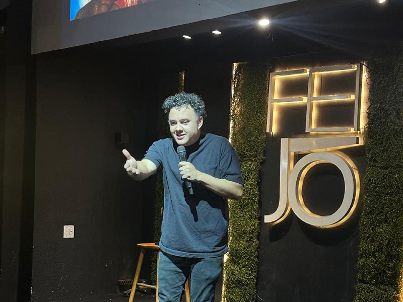 Gui Santana lota o Feijó em noite de stand-up marcada por humor e interação
