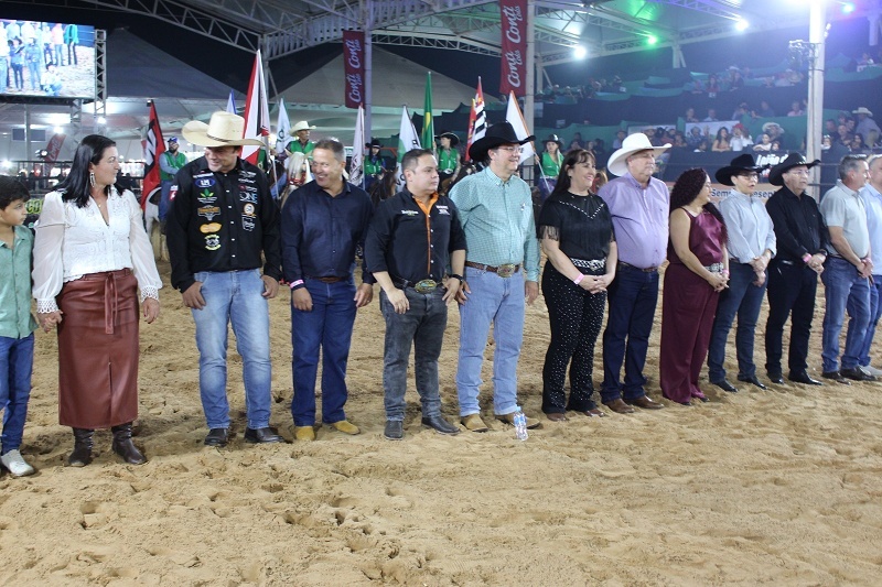 Emoção e grande público marcam abertura da Festa do Tropeiro em Tarumã
