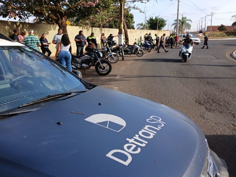 Operação conjunta autua 56 veículos e apreende 6 motocicletas em Assis