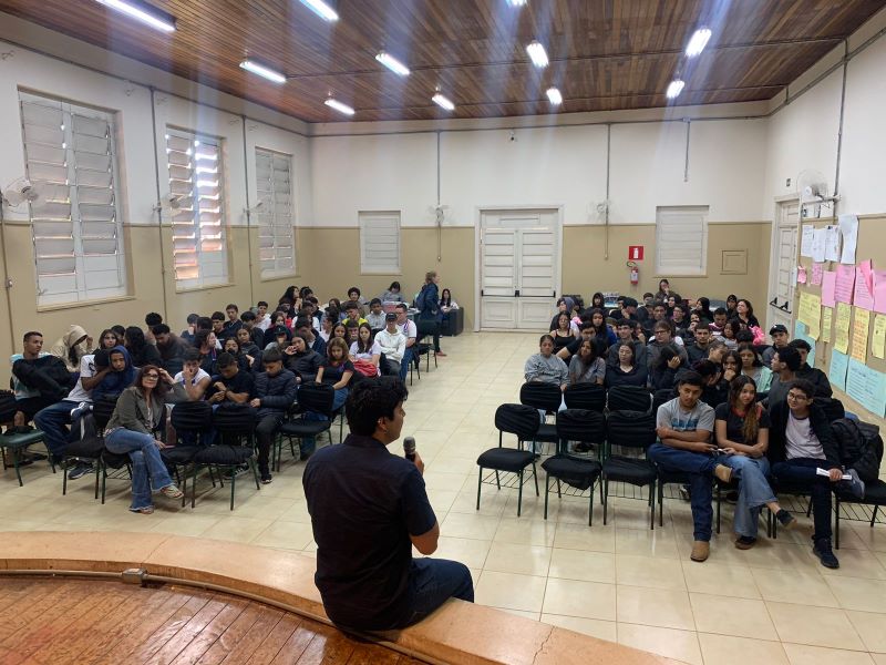 Vereador participa de bate-papo sobre política com alunos da E.E. Prof. Carlos Alberto de Oliveira