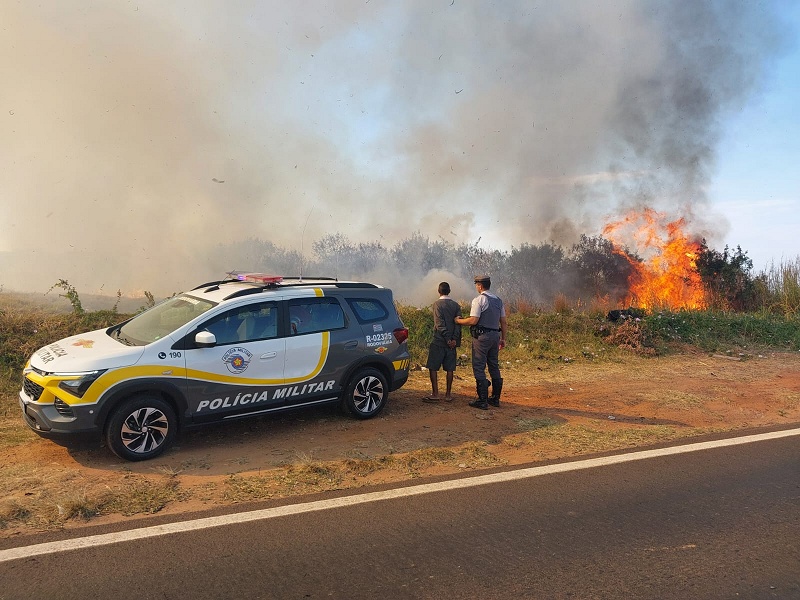 Policiamento Rodoviário prende homem ateando fogo em mata às margens da SP-294, em Marília