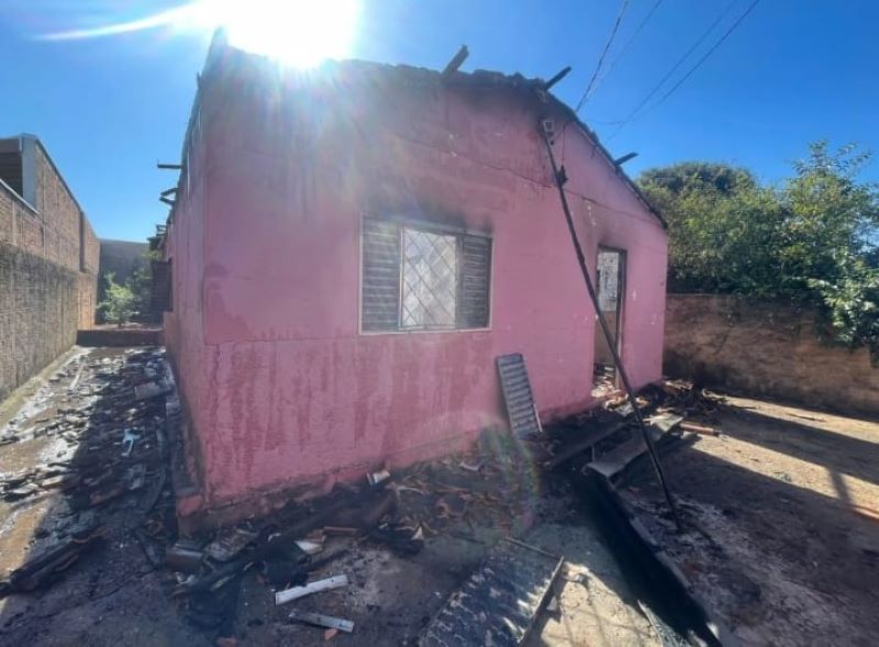 Incêndio em residência deixa mãe e bebê de 8 meses desabrigados; doações são urgentes