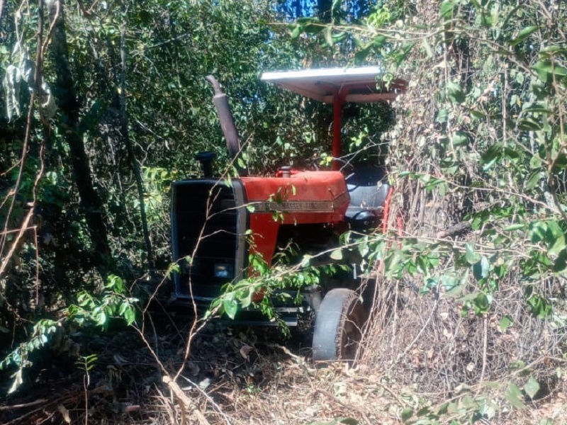 Trator furtado em Assis é encontrado em mata próxima a Cardoso de Almeida