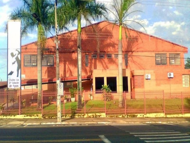 Clube da Terceira Idade de Assis convida para bailes dominicais com música e diversão
