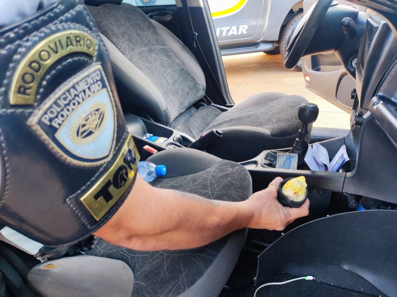 Dupla é presa com cocaína escondida no painel de carro em Palmital