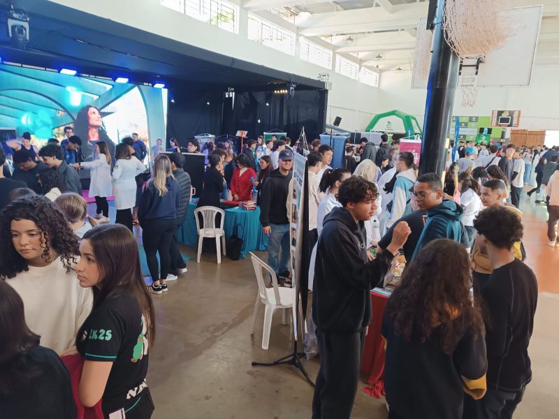 Feira de Profissões do Ernani Rodrigues conecta alunos às universidades e ao futuro do trabalho
