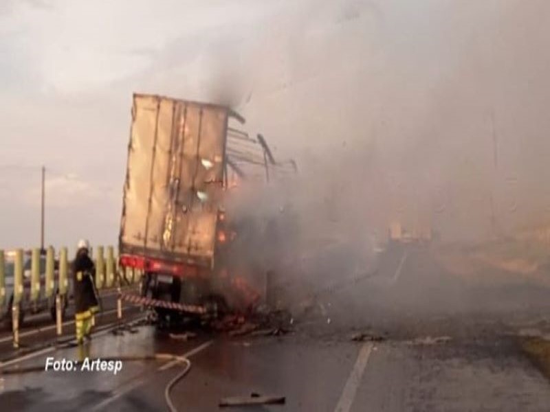 Incêndio às margens da SP-333 provoca transtornos e destrói carreta em Tarumã