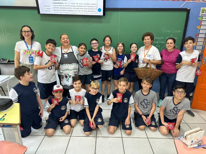 Dia do Idoso: UATI-UNIFIO distribuiu a Pipoca da Vovó  para os alunos do Colégio Santo Antônio