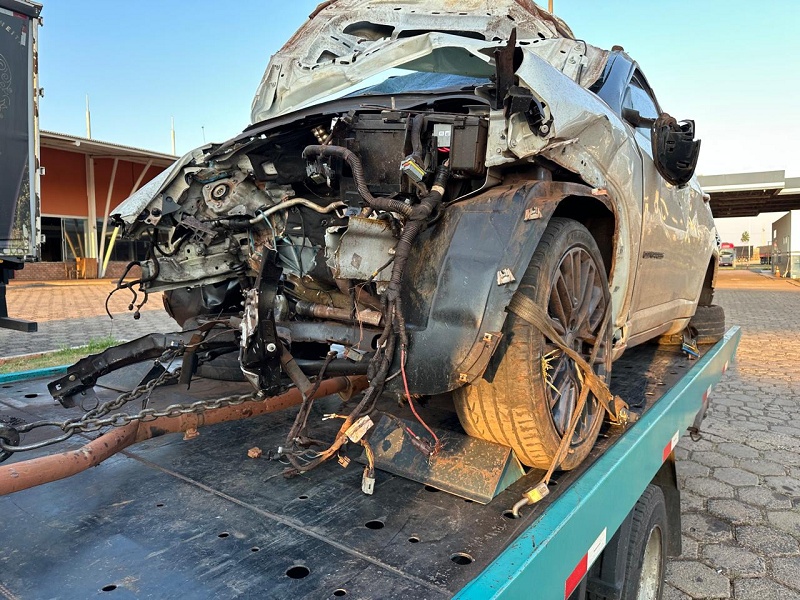 Carro colide contra guard rail na Raposo Tavares e fica destruído; condutora sofre ferimentos leves