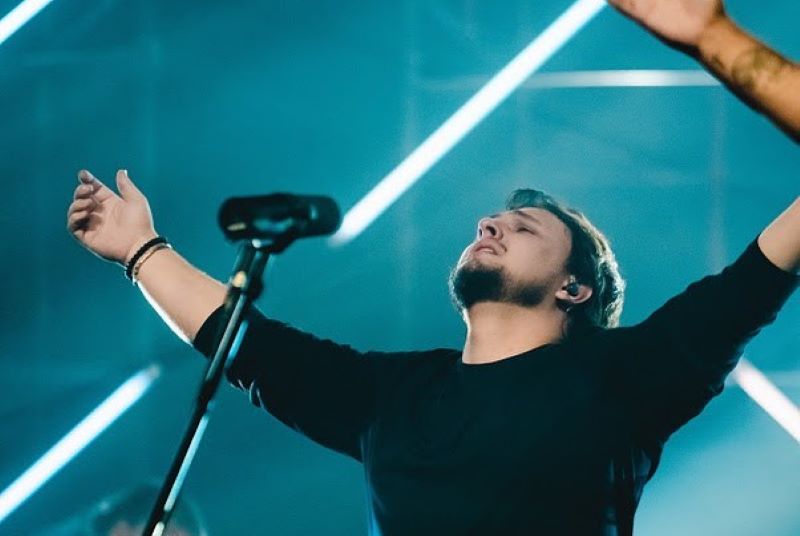 Vem aí o Celebra Assis 2025 com a presença do cantor Théo Rubia