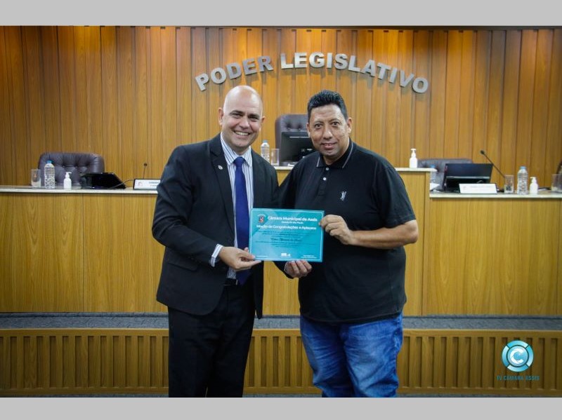 Radialista Edson Aparecido dos Santos recebe moção de congratulações da Câmara de Assis
