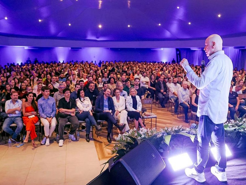 Palestra de Leandro Karnal reúne quase mil pessoas e marca a história de Assis