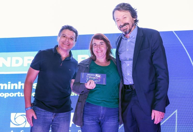 Azul Viagens realiza sorteio ao público do evento com Leandro Karnal