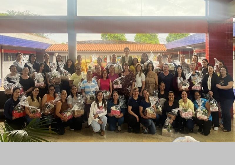 Tarumã: Escola Renato Rezende Barbosa homenageia professores com entrega de presentes