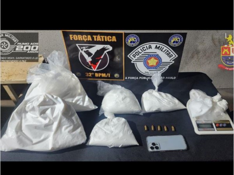 Homem é preso com três kg de cocaína e munições; ponto de drogas é fechado
