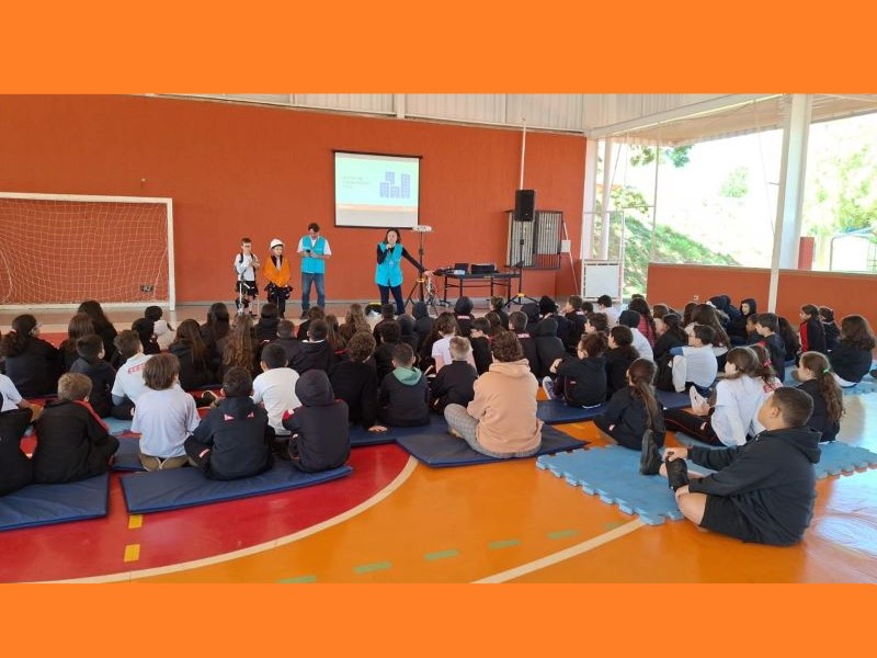 Equipes da Energisa percorrem escolas da região orientando sobre riscos de acidentes elétricos