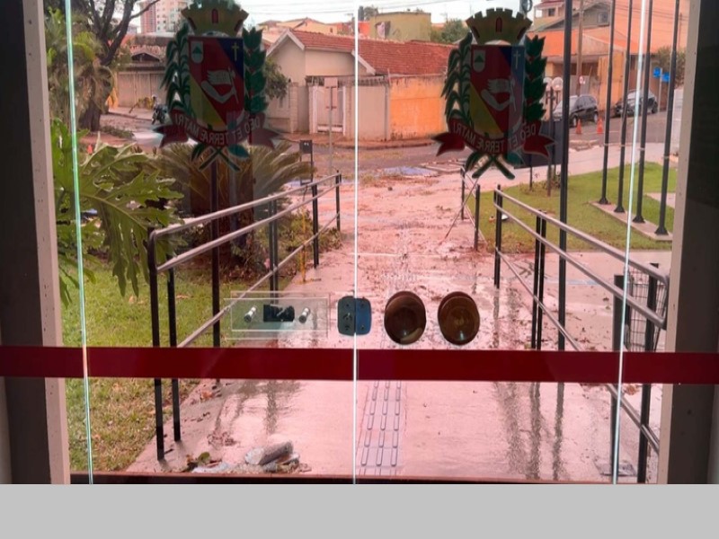 Câmara adia sessão ordinária e eventos após fortes chuvas causarem danos ao prédio