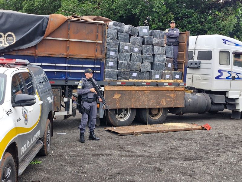 Motorista é preso com quase duas toneladas de maconha escondidas em carga na rodovia de Palmital
