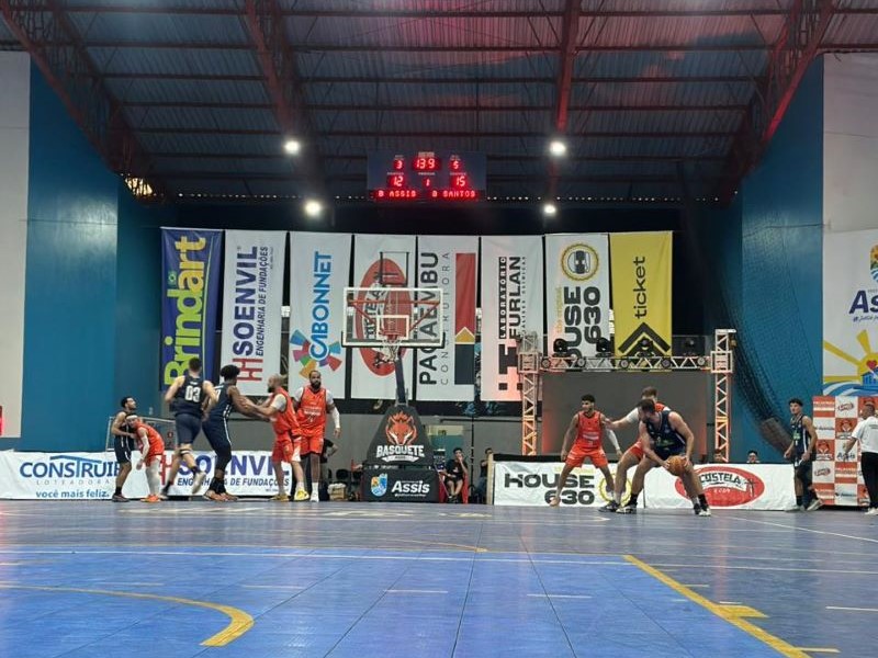 Torcida faz a diferença no Jairão, mas Basquete Assis cai por três pontos na abertura da semifinal