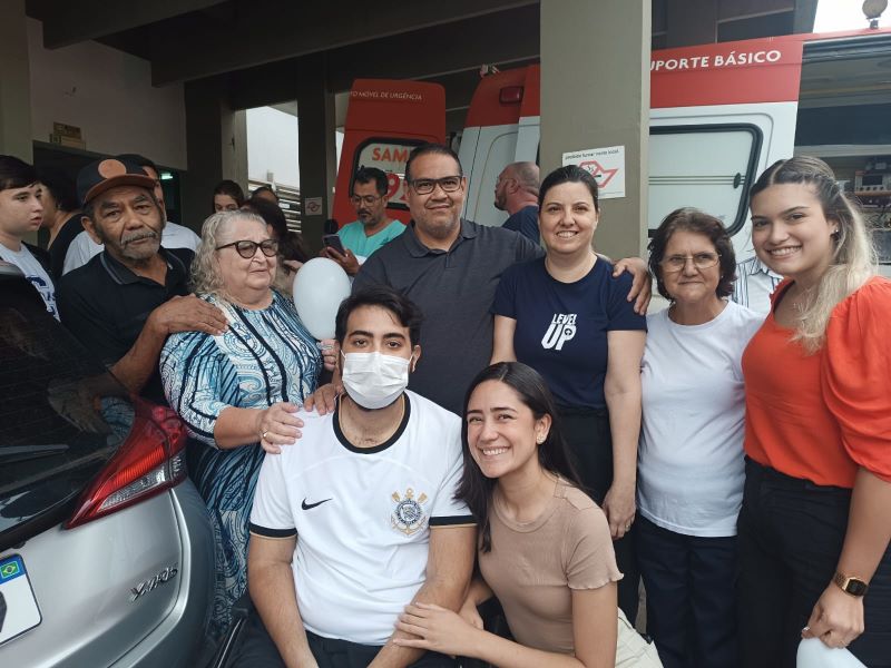 Após 58 dias internado, jovem de Assis deixa hospital sob aplausos e comoção