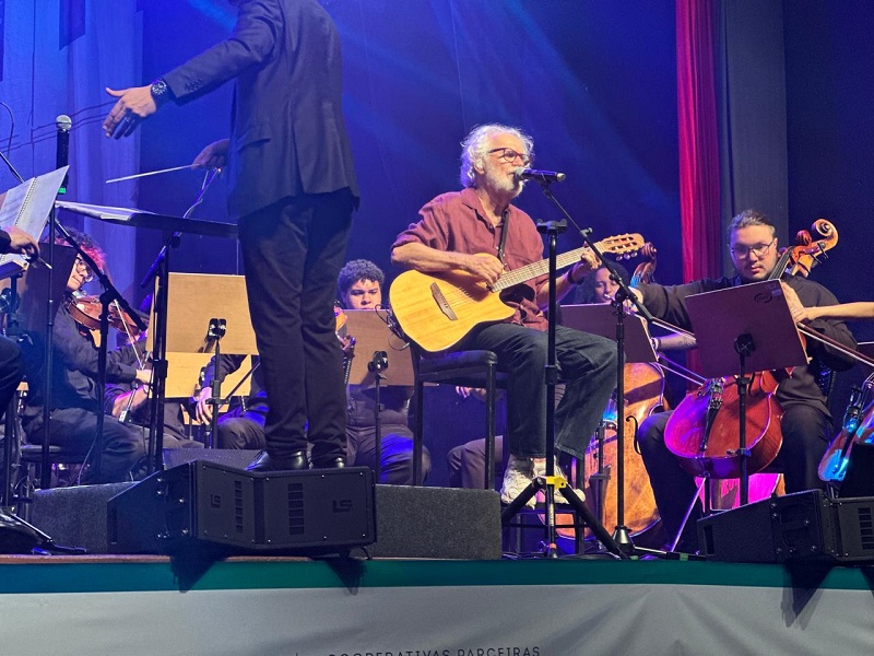 Renato Teixeira e Orquestra de Heliópolis emocionam Assis em noite de música e cooperativismo