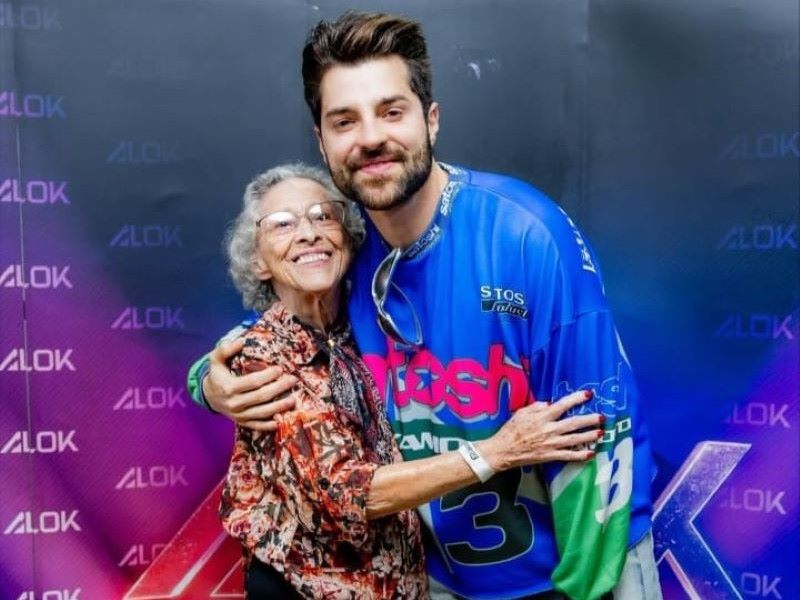 Dona Ana, de 90 anos, realiza o sonho de conhecer DJ Alok na FICAR