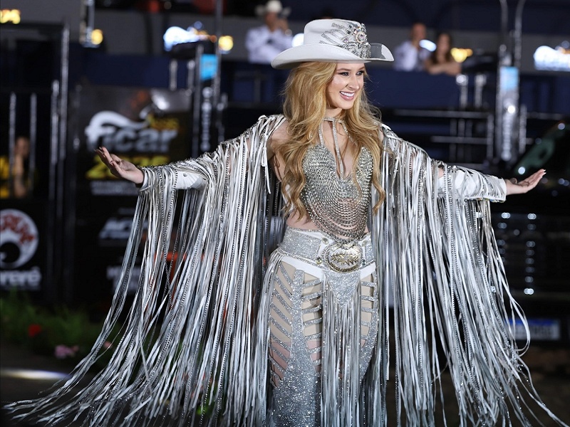 Sabrina Alves é eleita Rainha do Rodeio da FICAR 2025 em noite de abertura