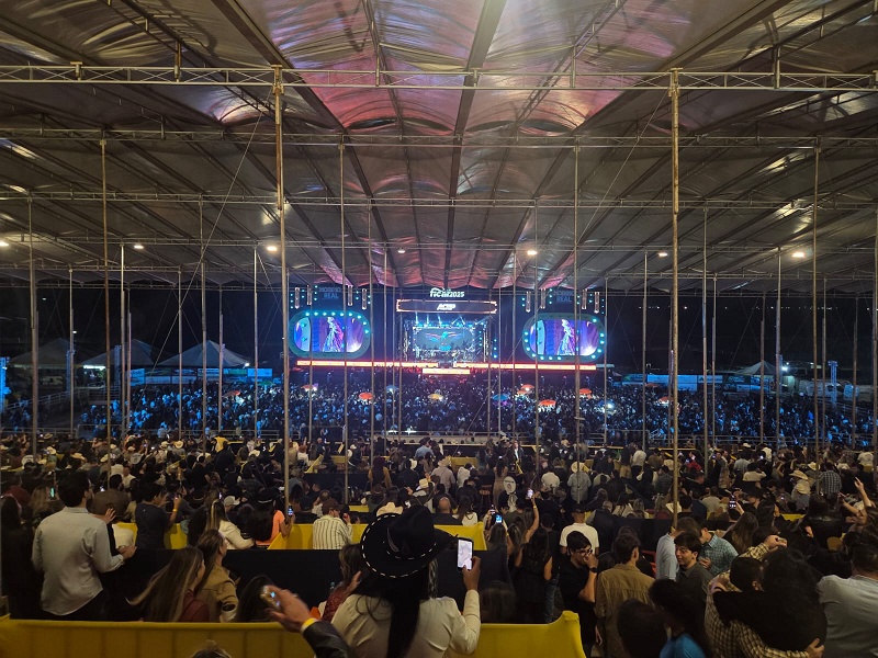 Ícaro & Gilmar agitam segundo dia da FICAR 2025 com versatilidade e casa lotada