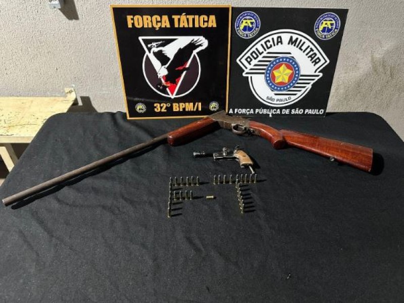 Homem é preso com espingarda, revólver e munições em Cândido Mota