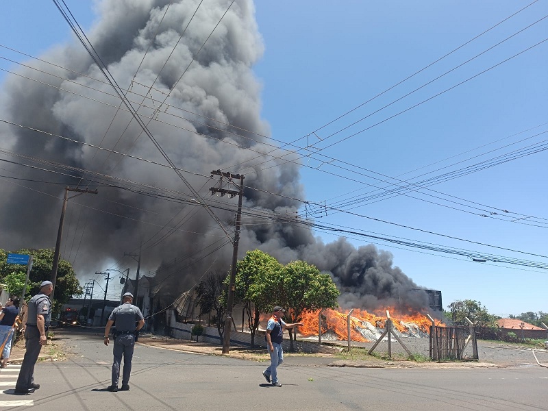 Incêndio de grande porte atinge empresa de pneus e mobiliza equipes em Assis