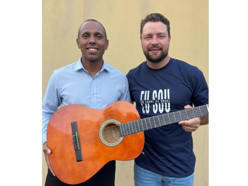 Restauração de Assis recebe violão autografado por Renato Teixeira para leilão solidário
