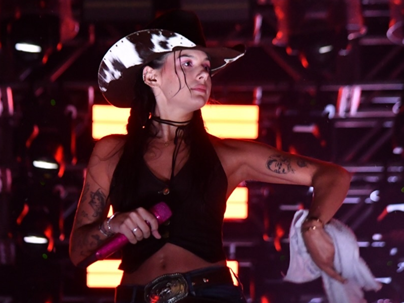 Ana Castela encerra a FICAR 2025 debaixo de chuva torrencial e dá show de talento e simpatia