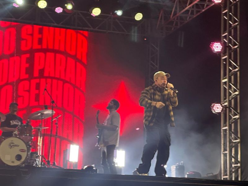 Adriano Lopes e Théo Rubia encantam público na abertura do Aviva Assis 2025