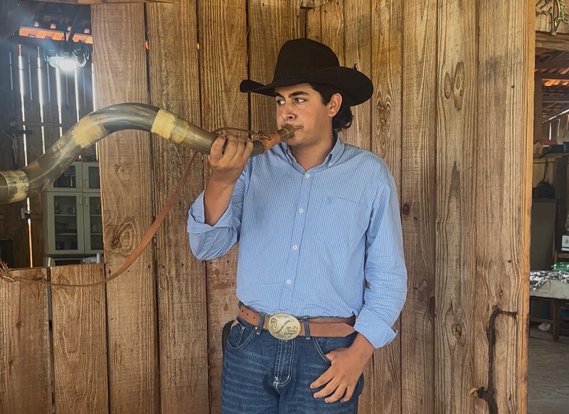 Adolescente berranteiro encanta público na 5ª Festa do Cowboy de Assis