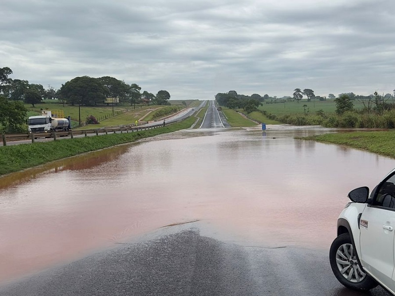 Chuvas transformam rodovia em rio e trânsito fica parado entre Maracaí e Rancharia