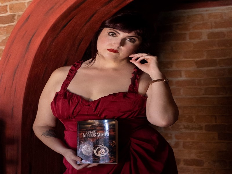 Escritora assisense lança o livro A Casa de Nossos Nomes, seu primeiro romance