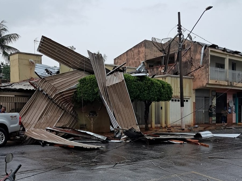 Maracaí: Vendaval atinge duramente a cidade e mobiliza forças de emergência